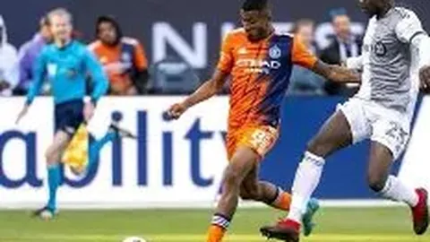 丁威迪底线巧妙接球，突破防守，三分线外精准命中