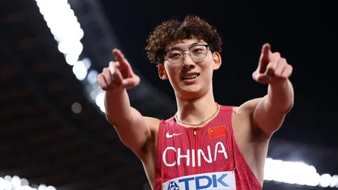 42岁瓦妮莎焕然一新：红唇艳丽，荣膺最美女富豪称号