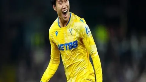 芈昱廷在围棋名人战决赛首局战胜屠晓宇